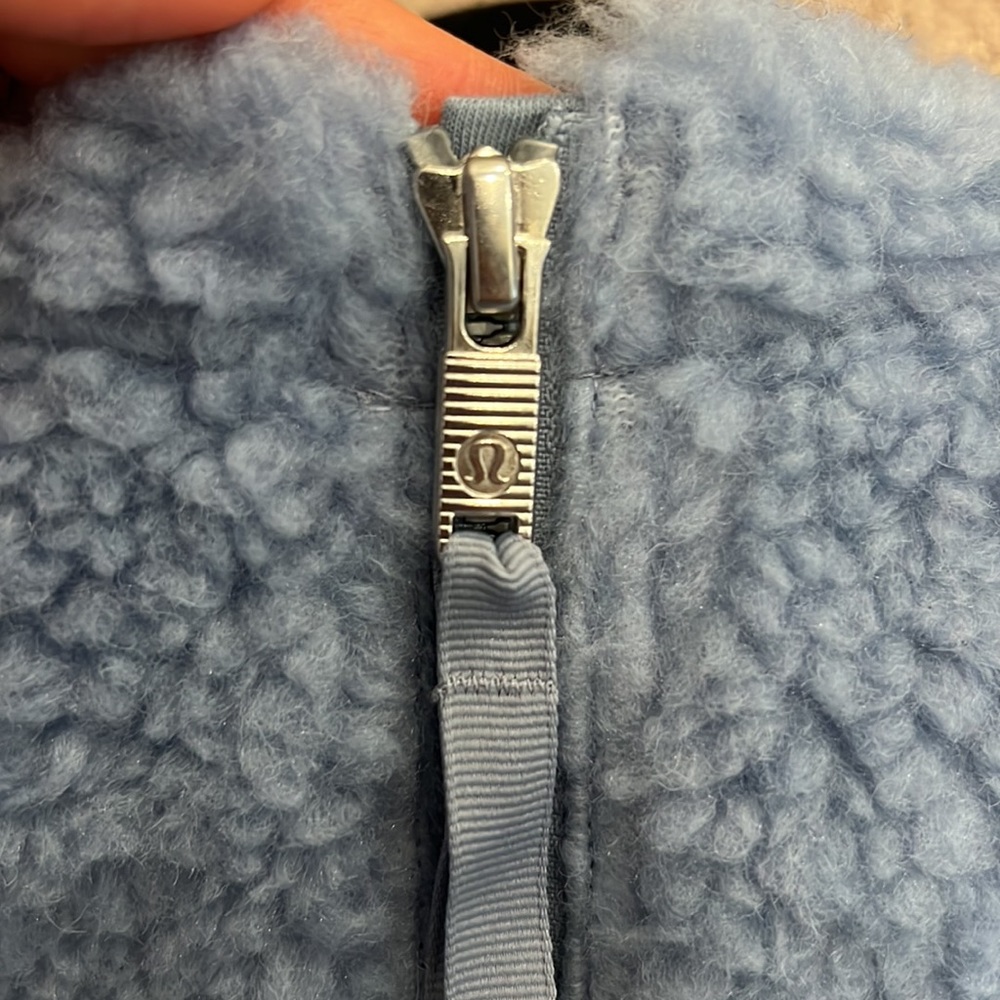 Lululemon Pull Over - Picture 3 of 4